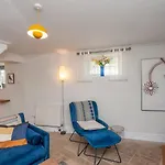 Wonky With Amazing Garden - Pass The Keys Holiday home *