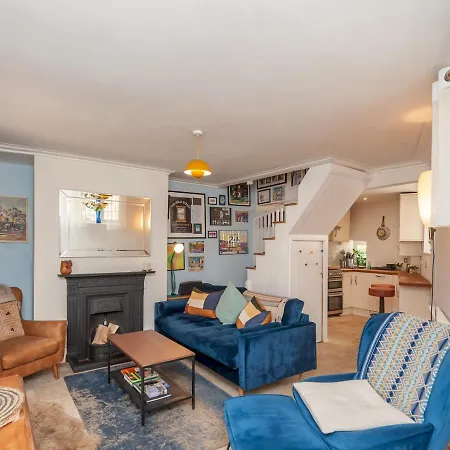 Wonky With Amazing Garden - Pass The Keys بيت للعطل ليدز