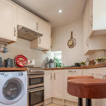 Wonky With Amazing Garden - Pass The Keys بيت للعطل ليدز