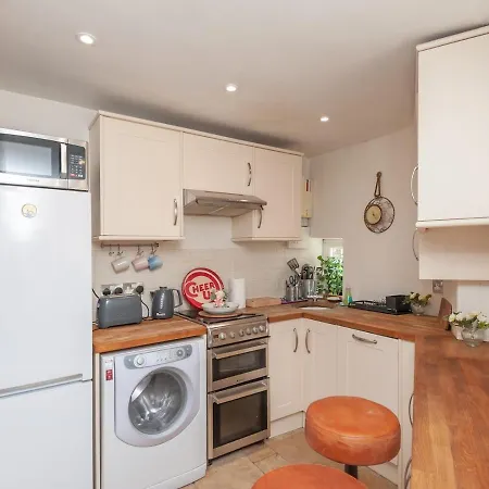 Wonky With Amazing Garden - Pass The Keys بيت للعطل ليدز