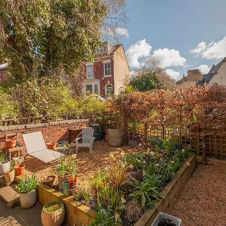 Wonky With Amazing Garden - Pass The Keys Holiday home Leeds (West Yorkshire)