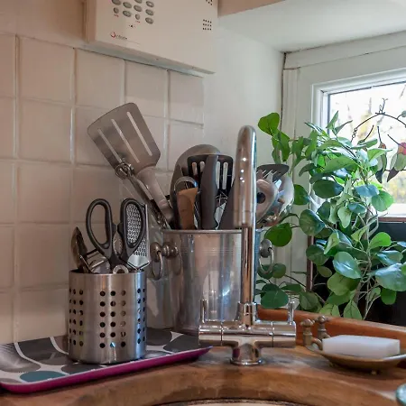 Wonky With Amazing Garden - Pass The Keys بيت للعطل ليدز