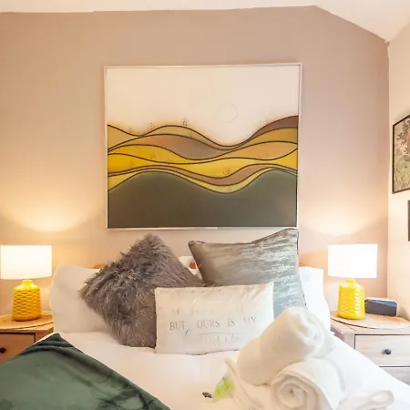 Wonky With Amazing Garden - Pass The Keys بيت للعطل ليدز