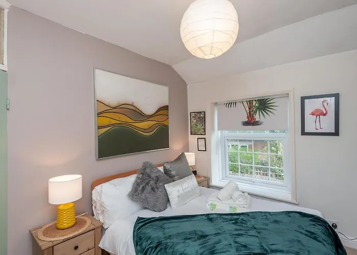 Wonky With Amazing Garden - Pass The Keys Holiday home *