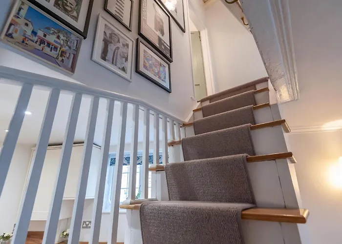 Wonky With Amazing Garden - Pass The Keys Holiday home Leeds (West Yorkshire)