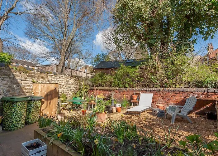 Holiday home Wonky With Amazing Garden - Pass The Keys Leeds (West Yorkshire)