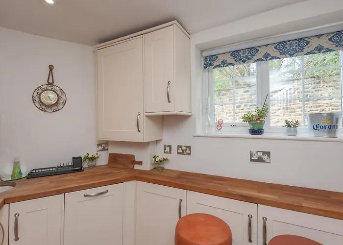 Wonky With Amazing Garden - Pass The Keys Holiday home *