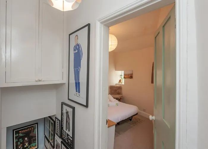 Wonky With Amazing Garden - Pass The Keys Holiday home *