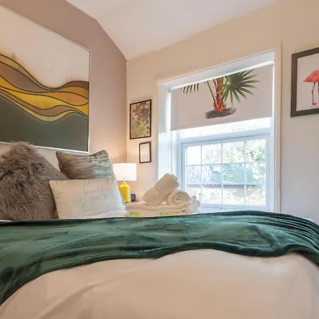 Wonky With Amazing Garden - Pass The Keys * Leeds (West Yorkshire)