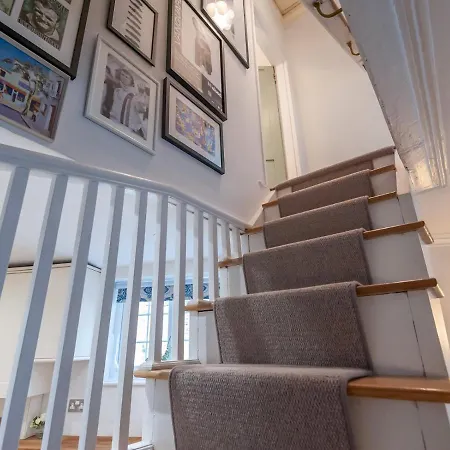 Wonky With Amazing Garden - Pass The Keys Feriehus Leeds (West Yorkshire)